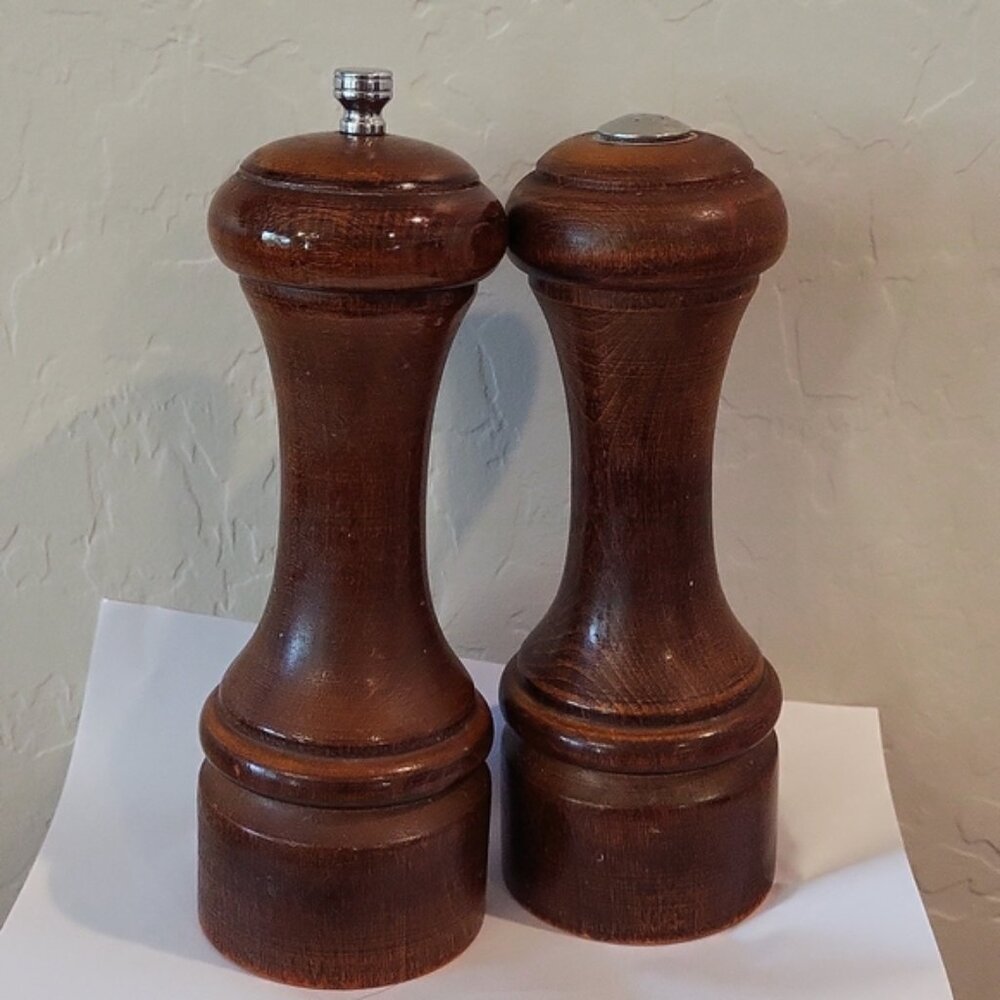 Vintage Olde Thompson Wooden Shaker Set